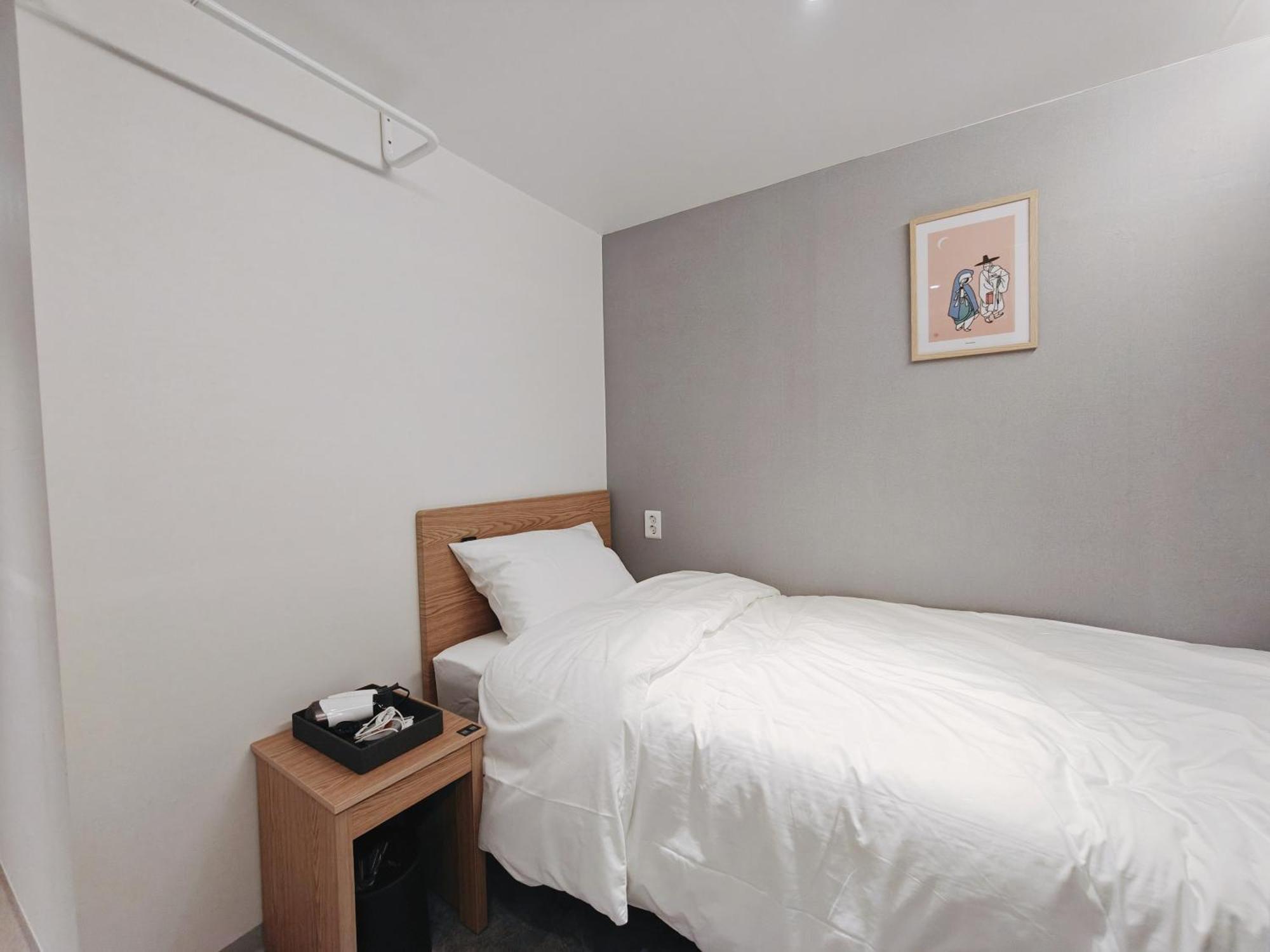 L Hostel Seoul Bagian luar foto