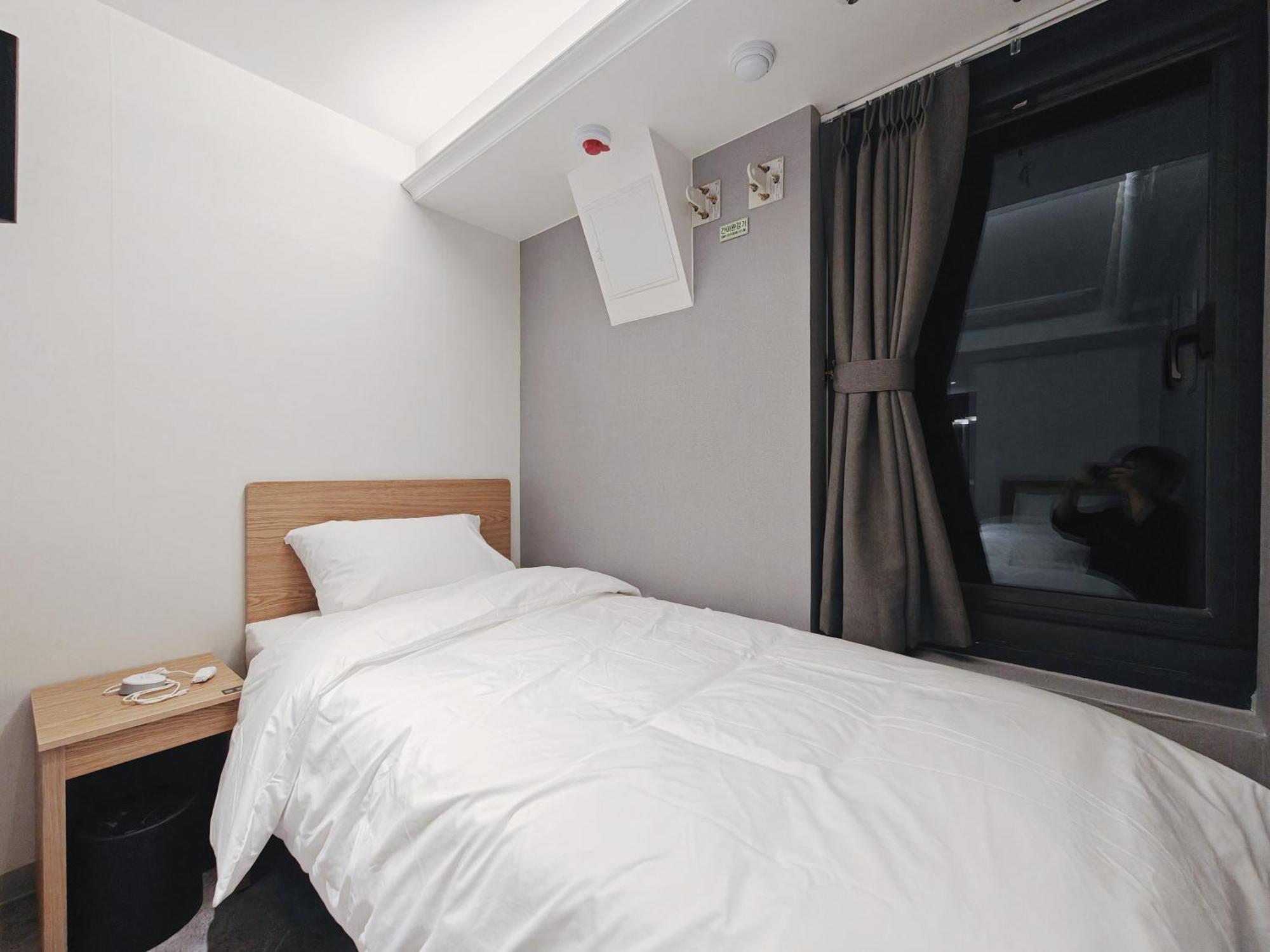 L Hostel Seoul Bagian luar foto