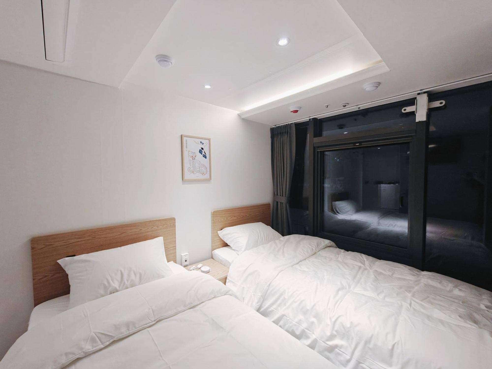 L Hostel Seoul Bagian luar foto