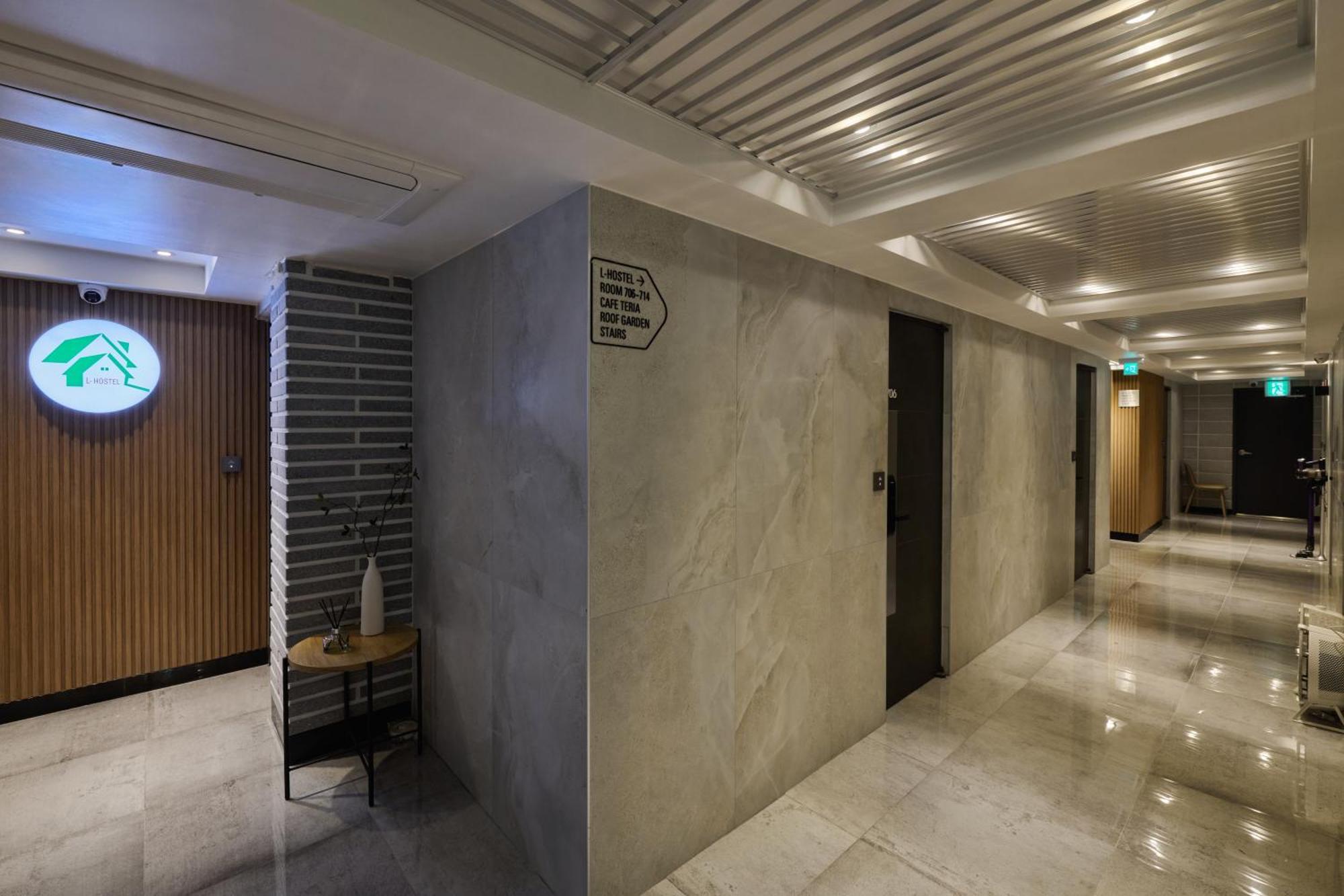 L Hostel Seoul Bagian luar foto