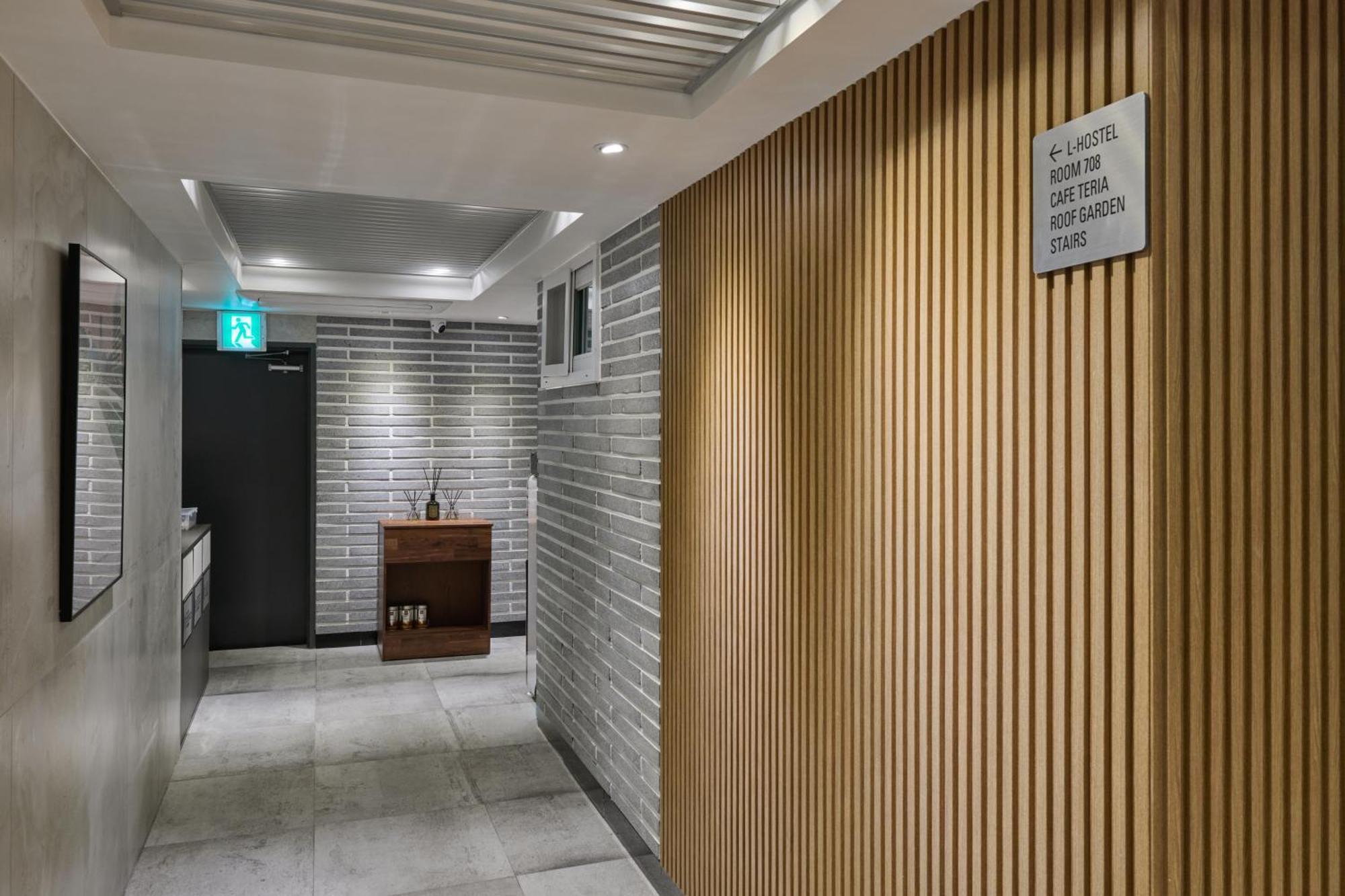 L Hostel Seoul Bagian luar foto